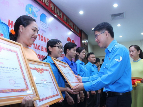 Chủ tịch Hội LHTN TP.HCM Phạm Hồng Sơn trao bằng khen tuyên dương các tấm gương điển hình “Người con hiếu thảo"